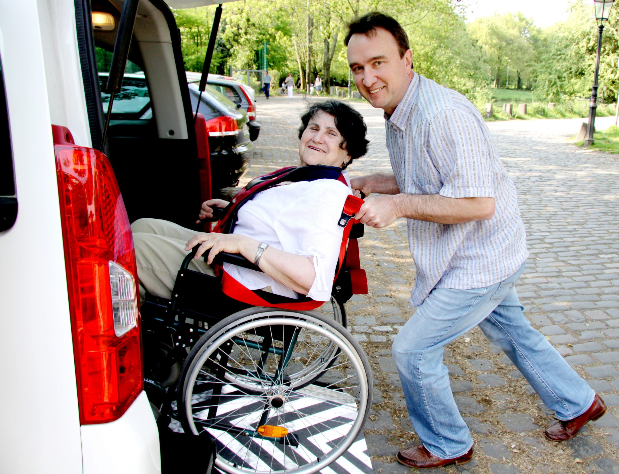 Муж инвалид любовник. Женщина в инвалидном кресле. Жена инвалид. Браки людей с ограниченными возможностями. Везут на инвалидной коляске.
